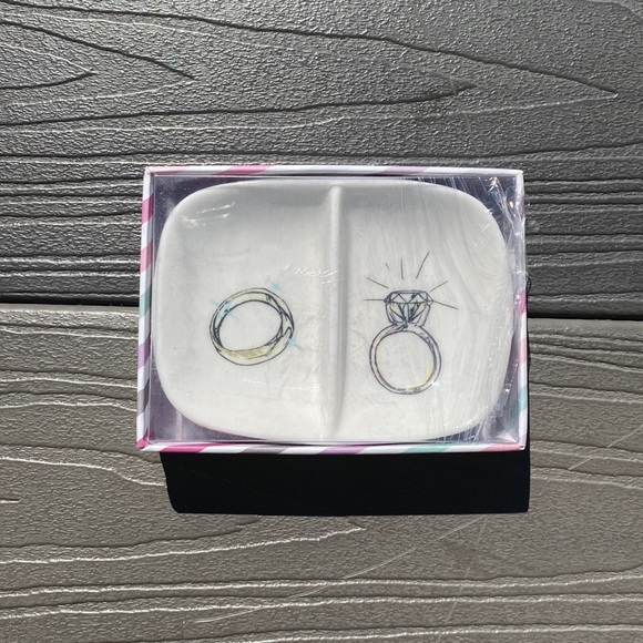 NWT/NIB The Paisley Box Bridal Gift Shop Ceramic Mr. & Mrs. Wedding Ring Dish - Picture 3 of 5